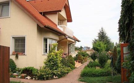 Ponúkame na prenájom nadštandardný rodinný dom s bazénom v tichej lokalite v Jarovciach na Kožušníckej ulici