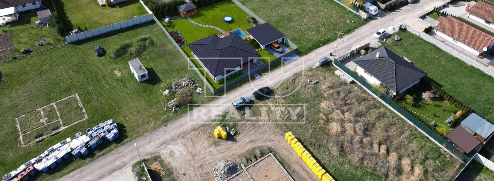 REZERVOVANY! Priestranný, rovinatý pozemok pre výstavbu RD v obci Veľký Cetín s výmerou 1084 m2