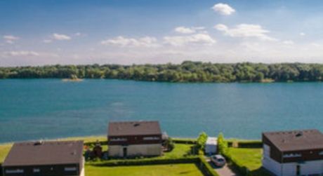 Kucharek real:  pozemok s vydaným stavebným povolením pri jazere VOJKA v obci Vojka nad Dunajom