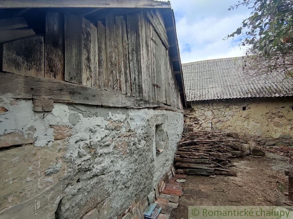 Pôvodný kamenný dom na chalupu v malej dedinke Horné Strháre
