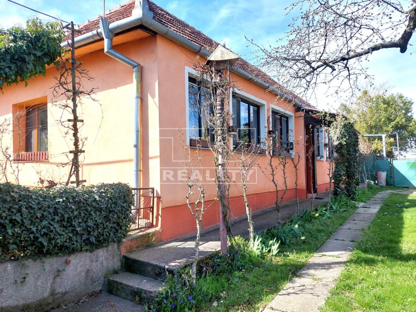 Na predaj 3 izbový rodinný dom na krásnom pozemku o rozlohe 1365 m2 Zbehy, okres Nitra