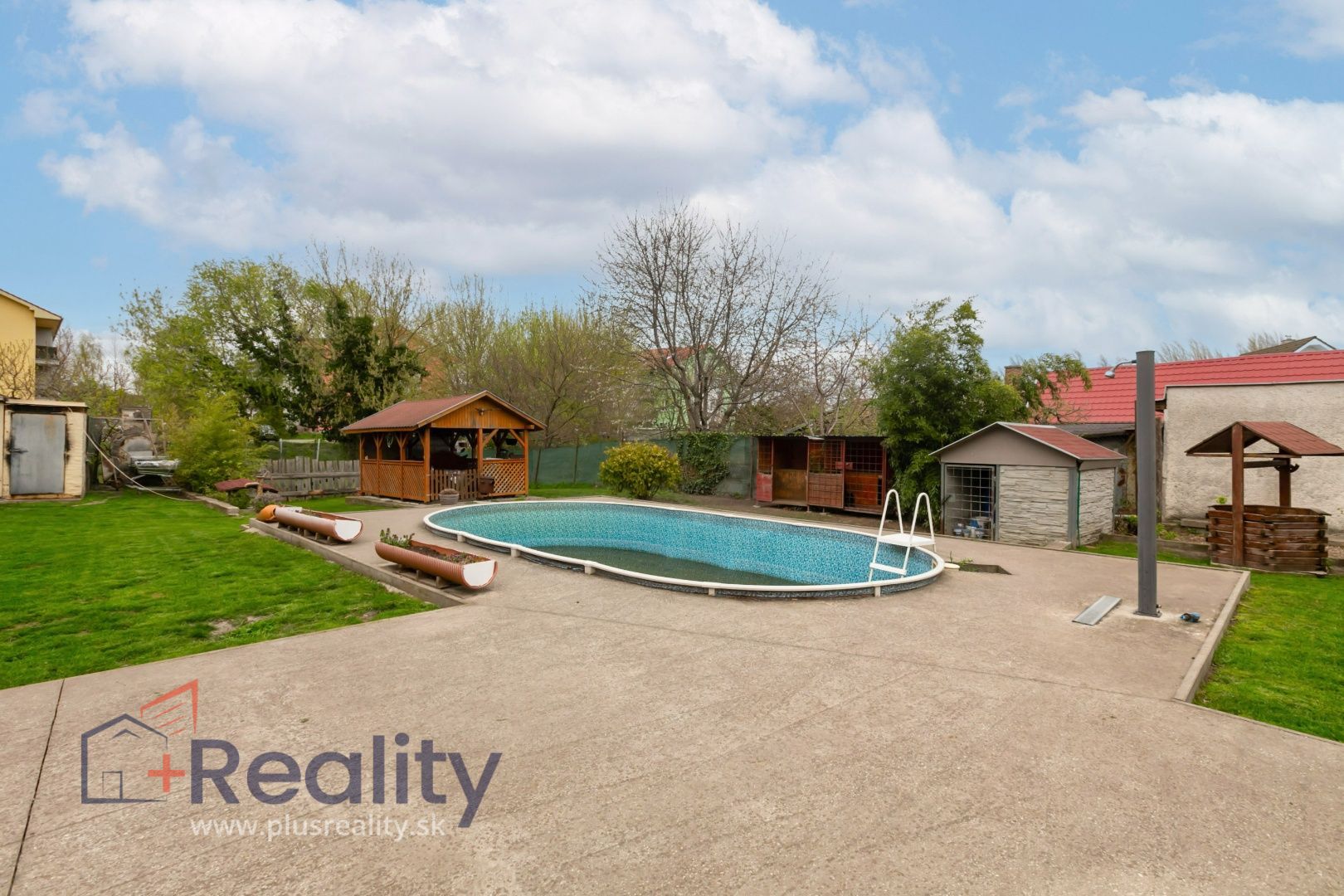 Galéria: PLUS REALITY | Rodinný dom s bazénom, krbom a veľkým pozemkom v meste Dunajská Streda na predaj! 