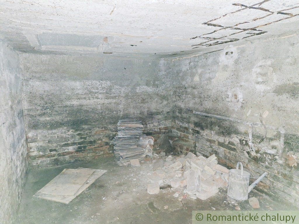 Pôvodný 3 izbový dom so začatou rekonštrukciou na menšom pozemku vo vinárskej obci Bátorové Kosihy