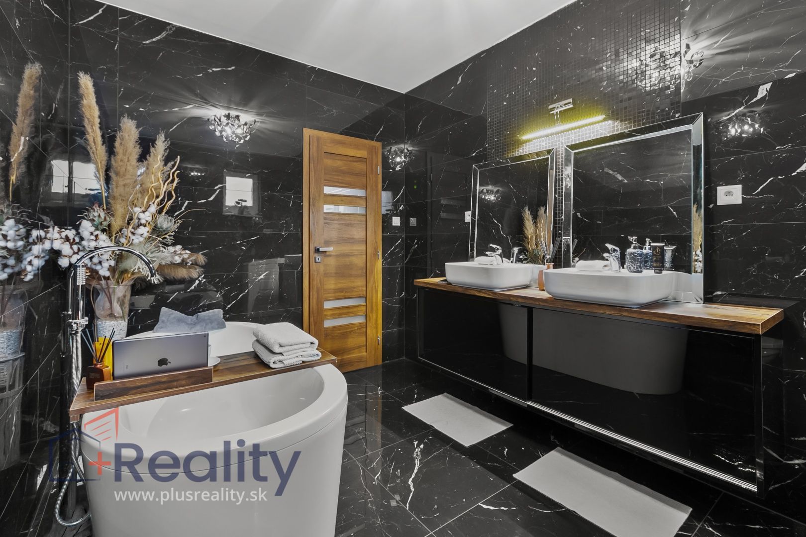 Galéria: PLUS REALITY | Luxusne zariadený rodinný dom neďaleko mesta Dunajská Streda na predaj! 