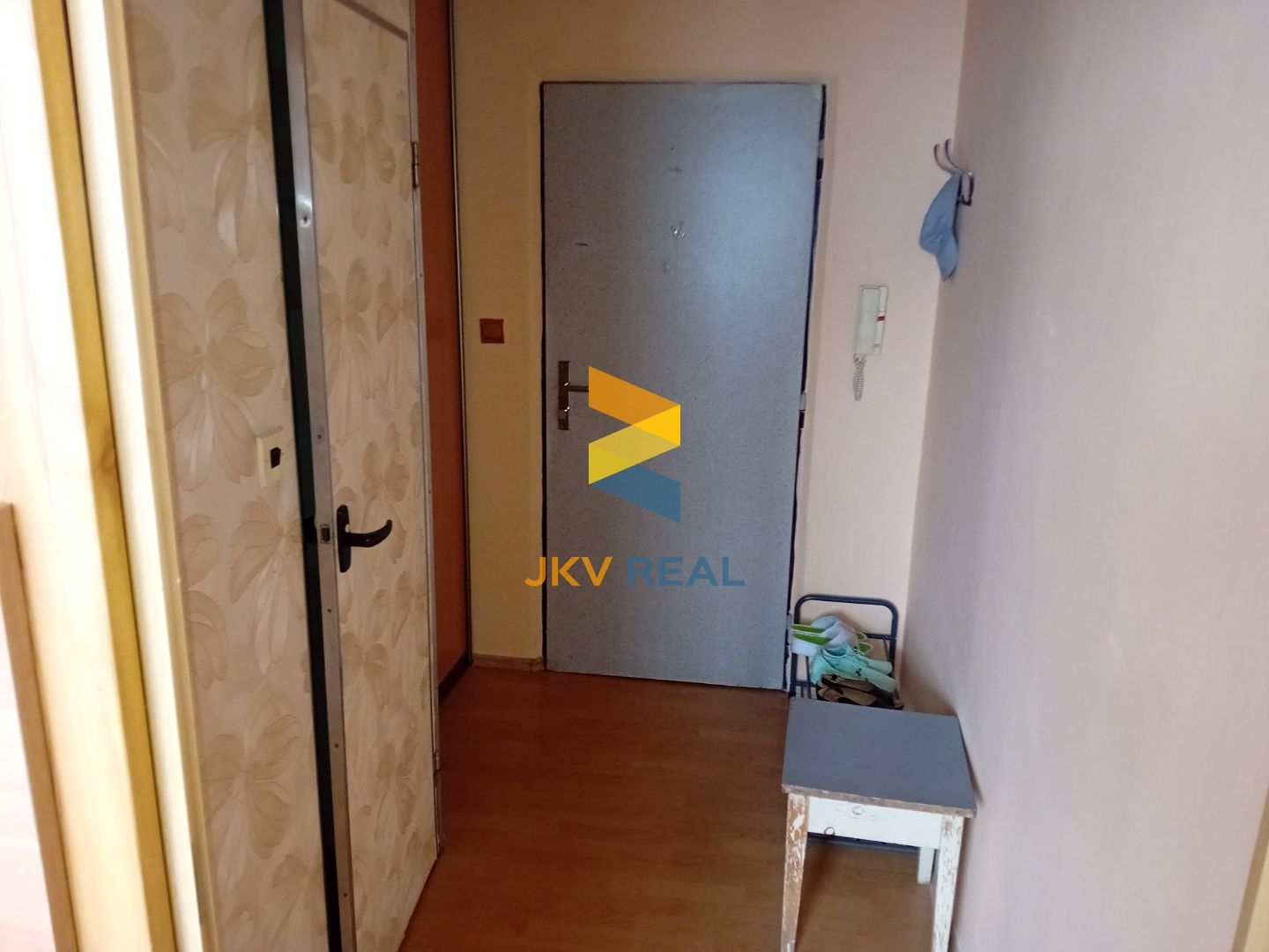 Ponúkame Vám na prenájom 1 izbový byt v Trebišove, ulica M.R. Štefánika v centre mesta