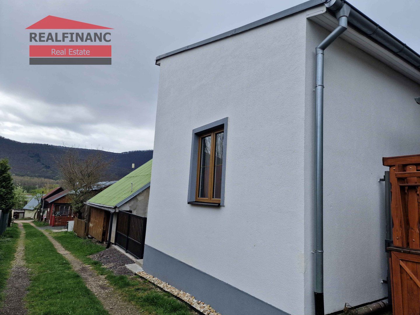 REALFINANC – 100% aktuálny ! 4 izbový Chata, parkovacie miesto, pozemok 80 m2, Buková - Priehrada !!