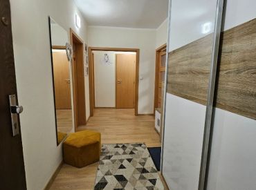 Veľkometrážny 3-izbový byt priamo v centre Senca na ulici SNP