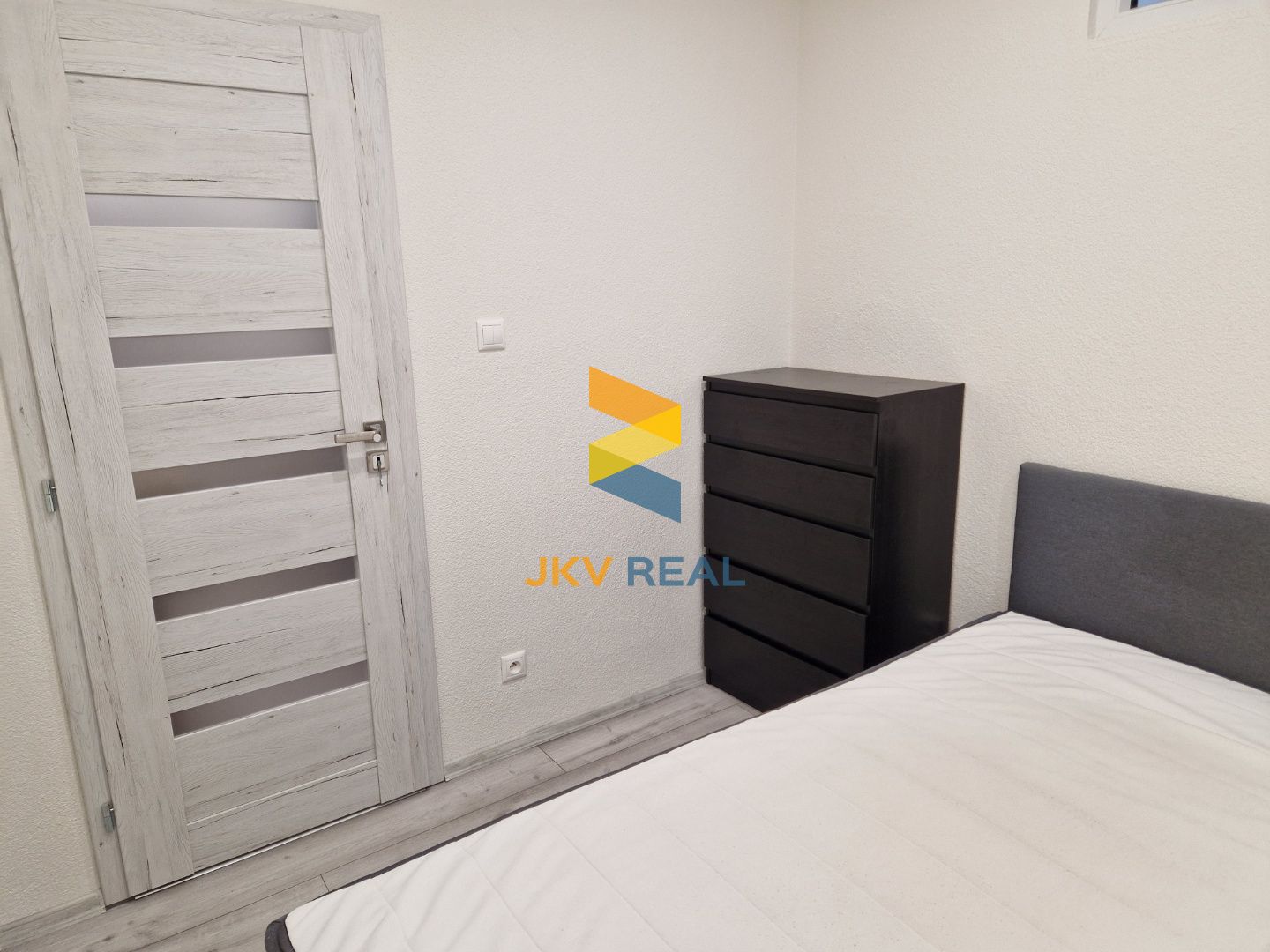 Realitná kancelária JKV REAL so súhlasom majiteľa ponúka na prenájom. 2 izbový byt v Prievidzi, časť Sever.