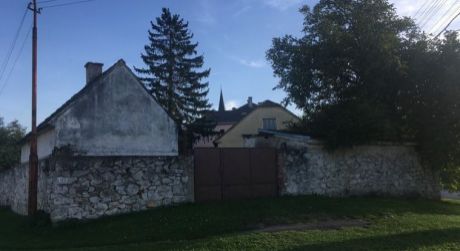 Ponúkame na predaj rodinný dom v obci Sološnica v pôvodnom stave