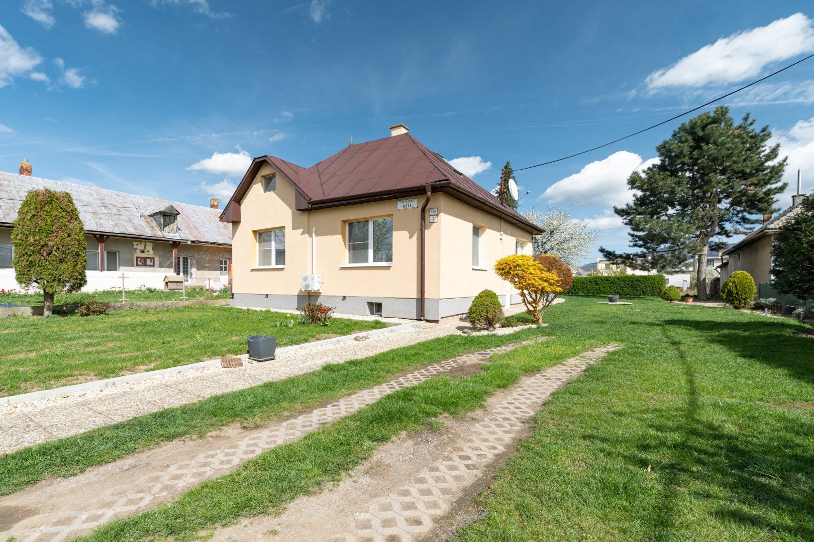 Na predaj rodinný dom v obci Čaňa na ulici Nová, pozemok 1725 m2 s investičným potenciálom
