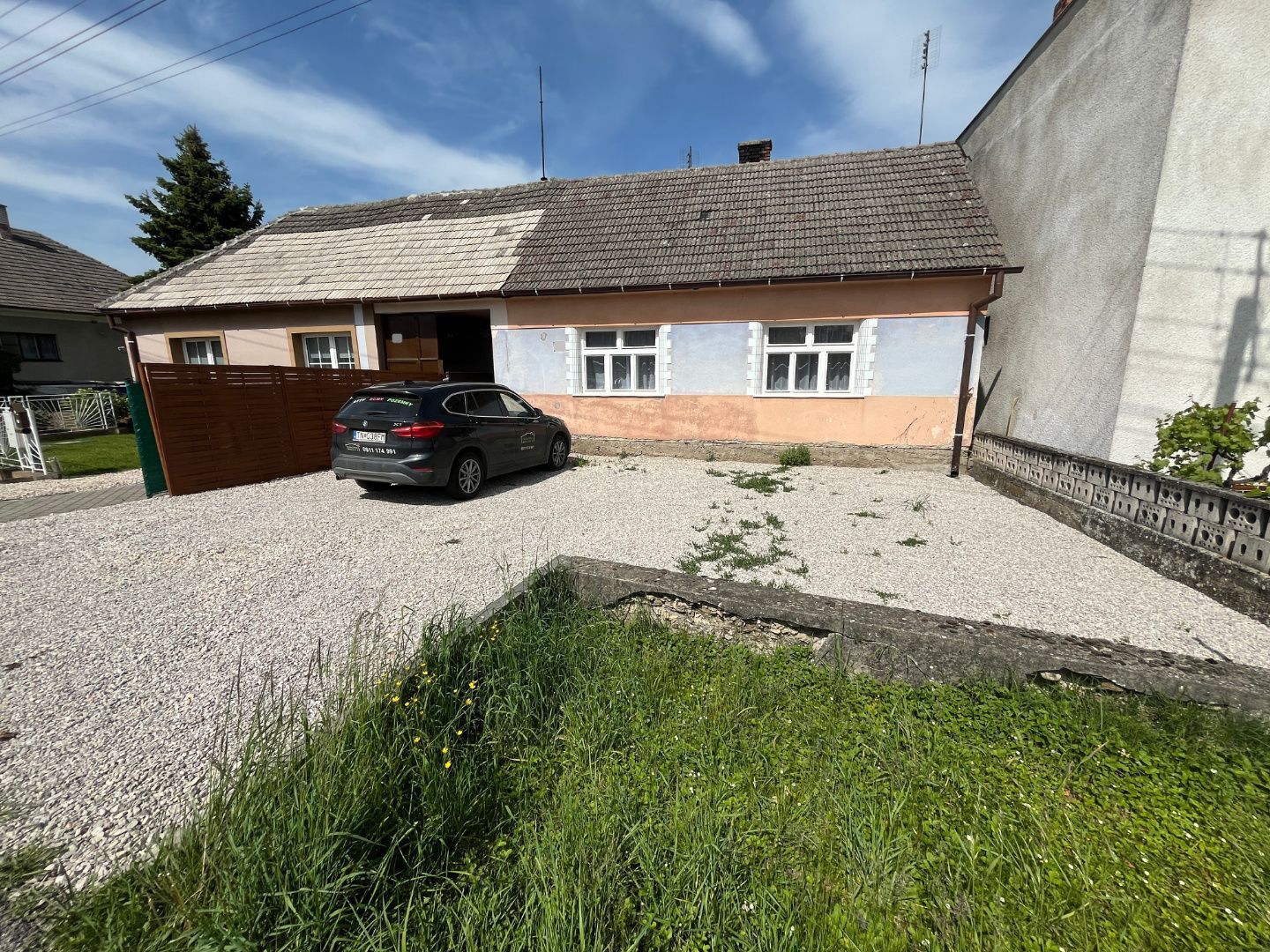 Stavebný pozemok 1187 m2 so starším domom v  Chocholnej-Velčiciach