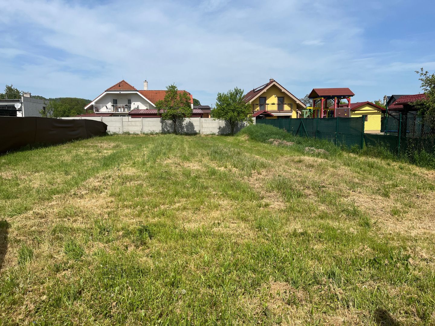 Stavebný pozemok 1187 m2 so starším domom v  Chocholnej-Velčiciach