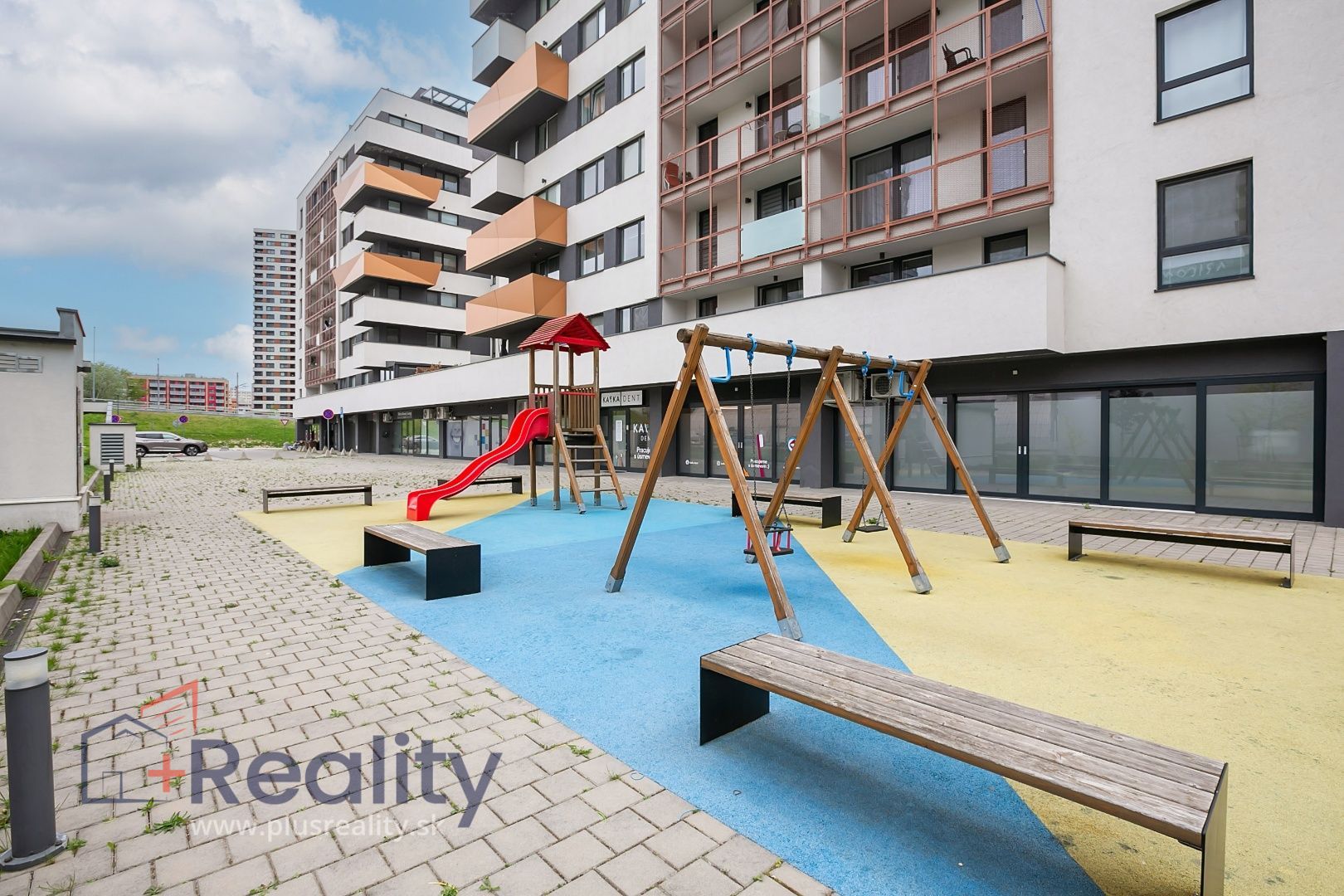 Galéria: PLUS REALITY I Krásny 3 izbový mezonet s terasou a garážovím státím v mestskej časti Bratislava Petržalka na Muchovom námestí na predaj! 