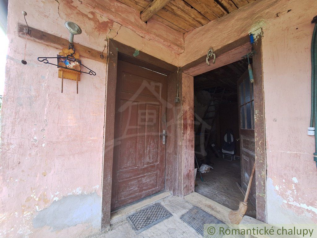 Pôvodná 160 ročná chalupa s verandou v kľudnej uličke v obci Mužla