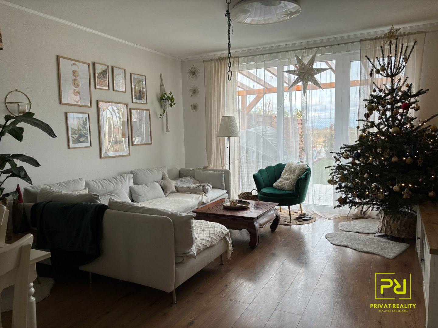 Ponúkame na predaj 5 ročnú novostavbu 4- izbového rodinného domu v Hrubej Borši na Záhradníckej ulici so záhradou a terasou.
