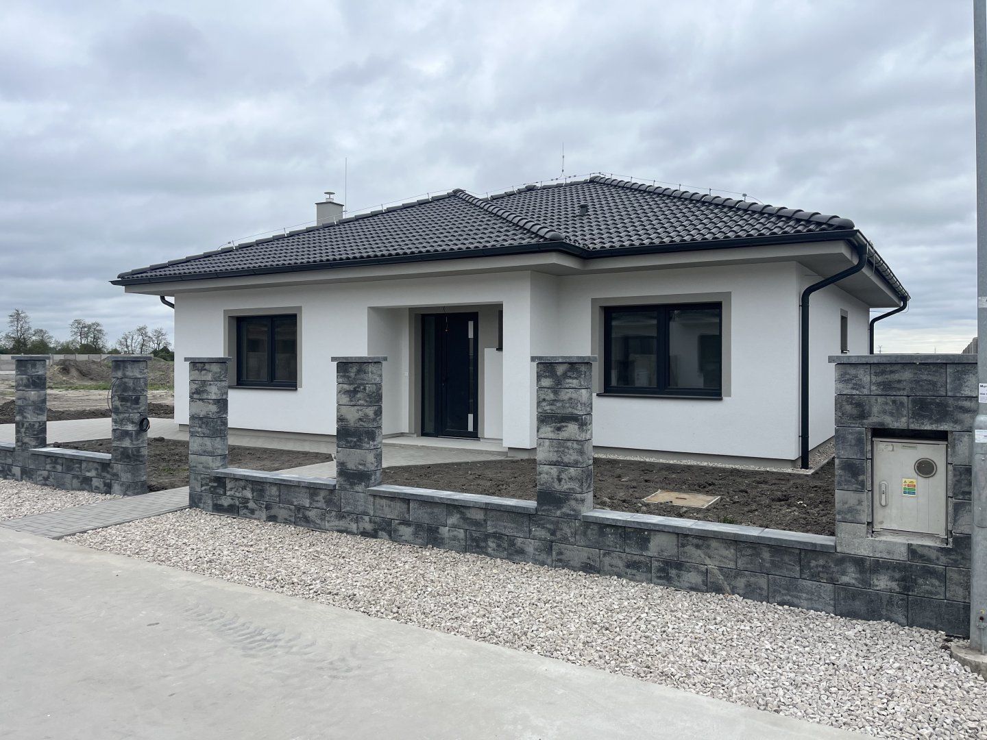 NOVOSTAVBA: Pekný 4-izbový rodinný dom na predaj v obci Horná Potôň, pozemok 710 m2