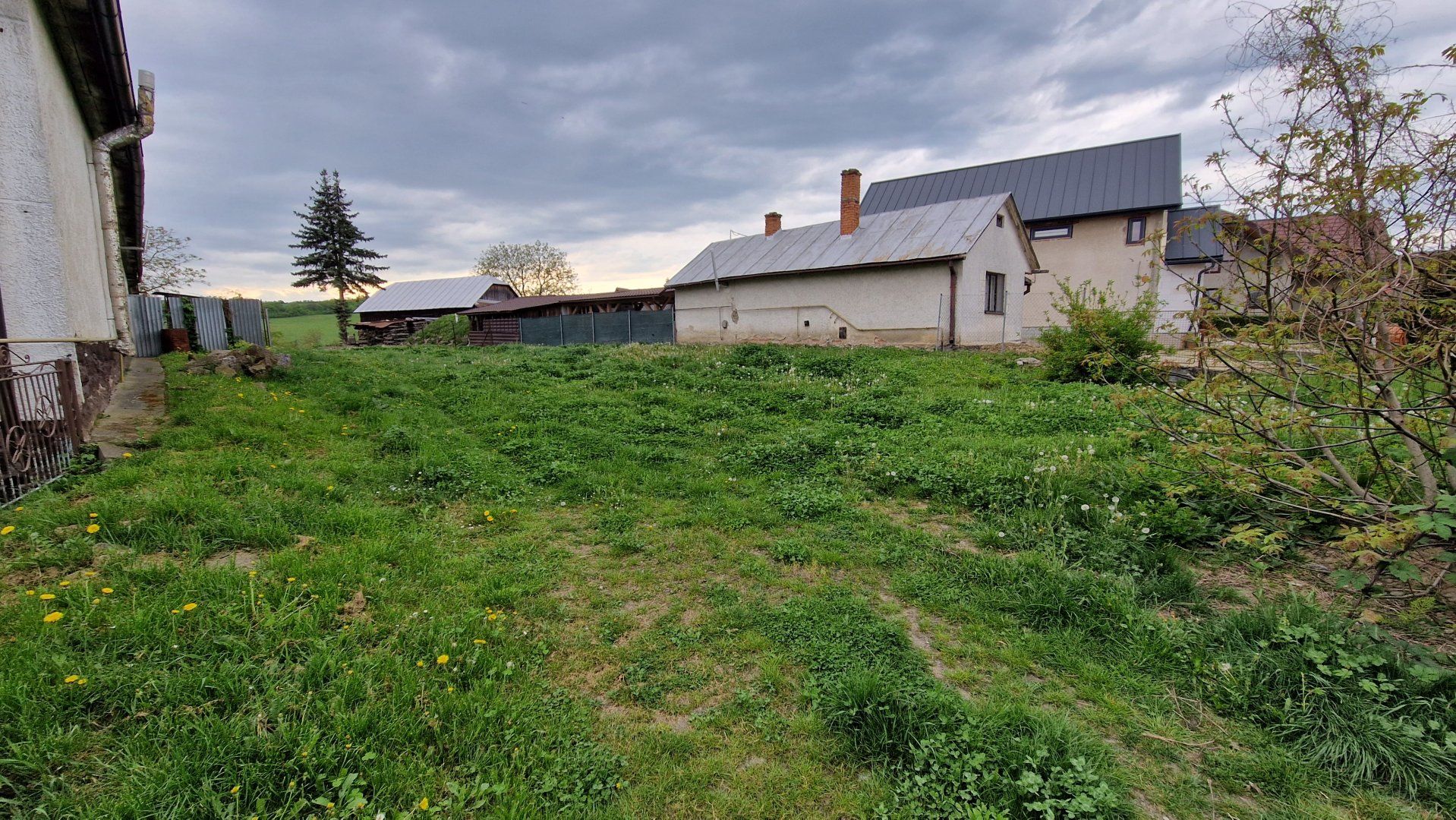 Starší bungalov v obci Rafajovce