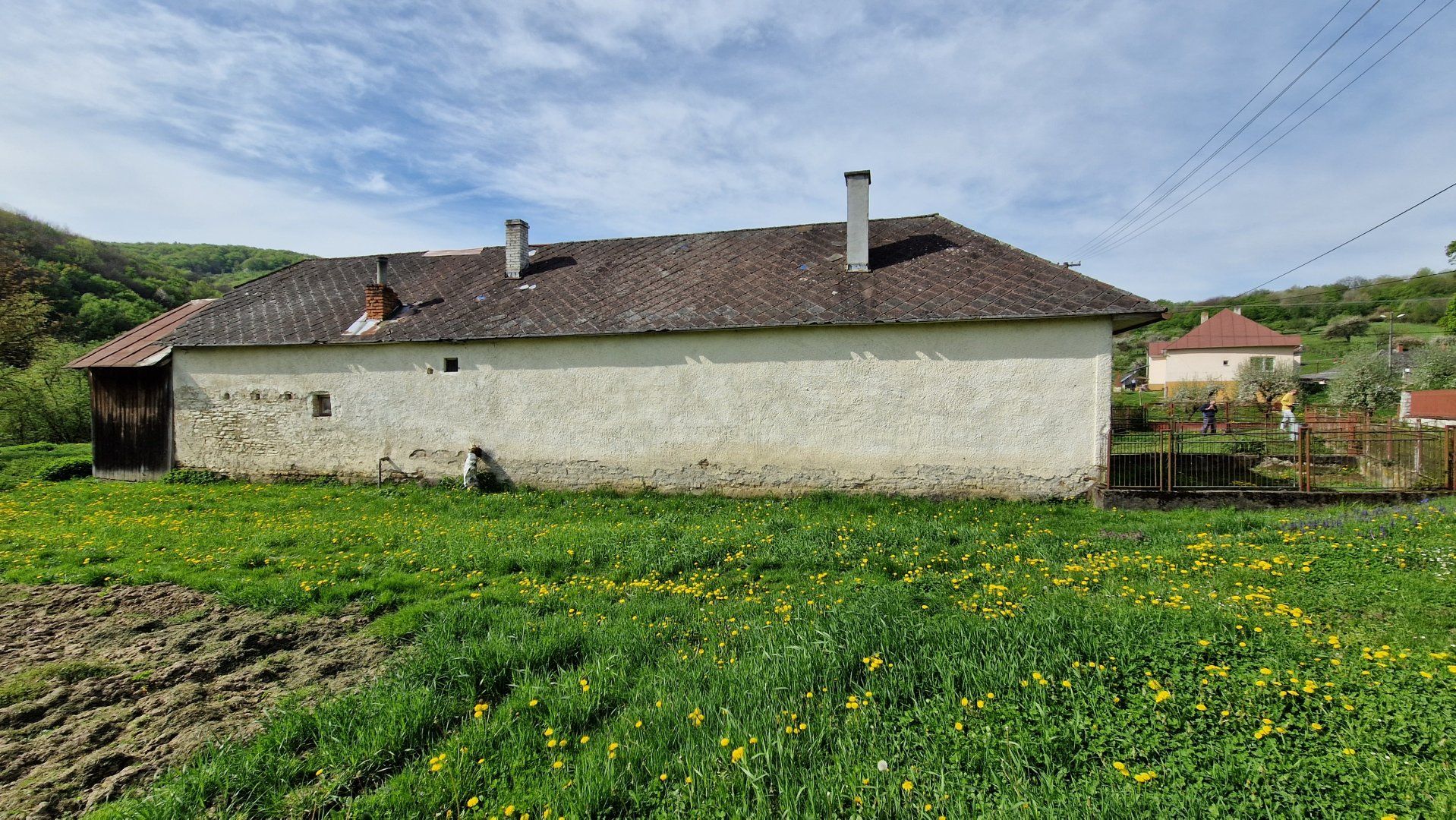 Starší bungalov v obci Rafajovce