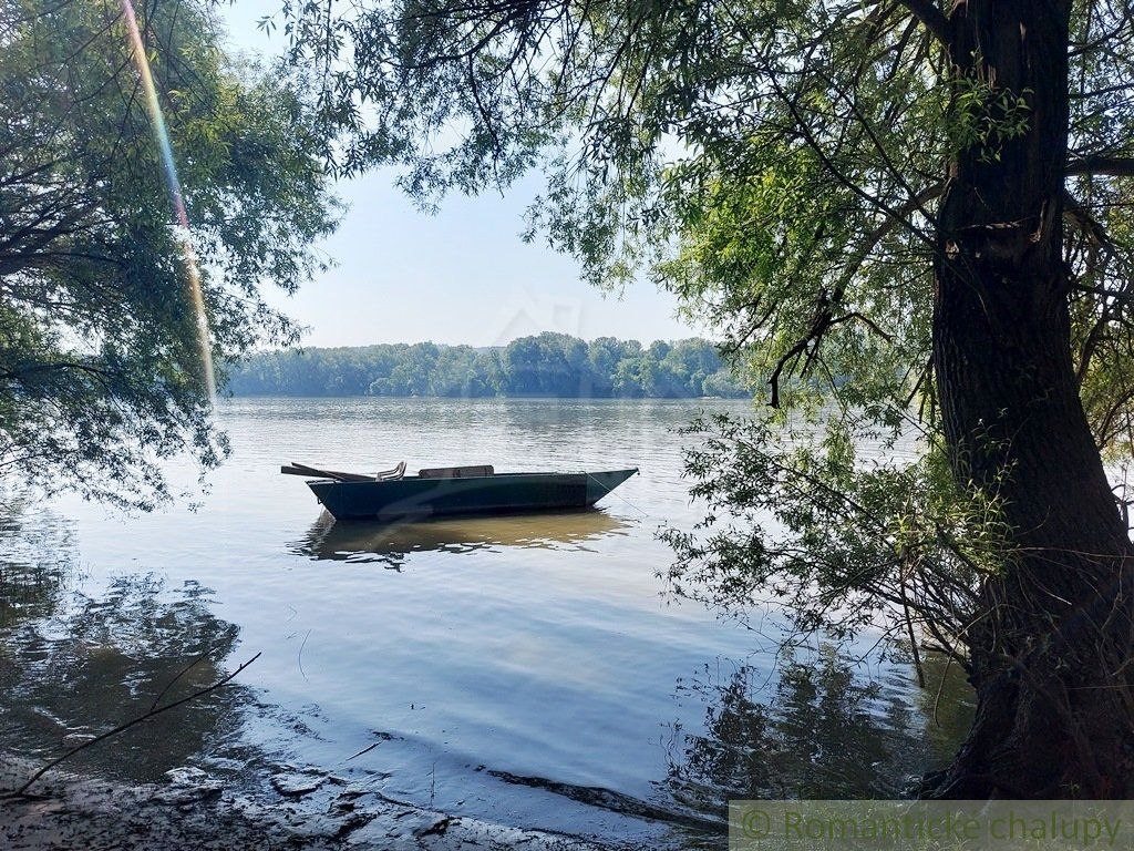 Dvojposchodová chatka na brehu rieky Dunaj v obci Radvaň nad Dunajom
