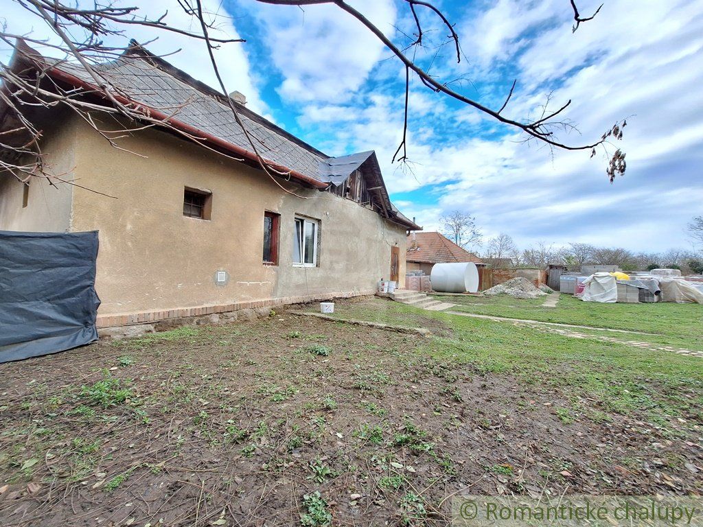 Pôvodný rozostavaný dom v kľudnej uličke v obci Gbelce