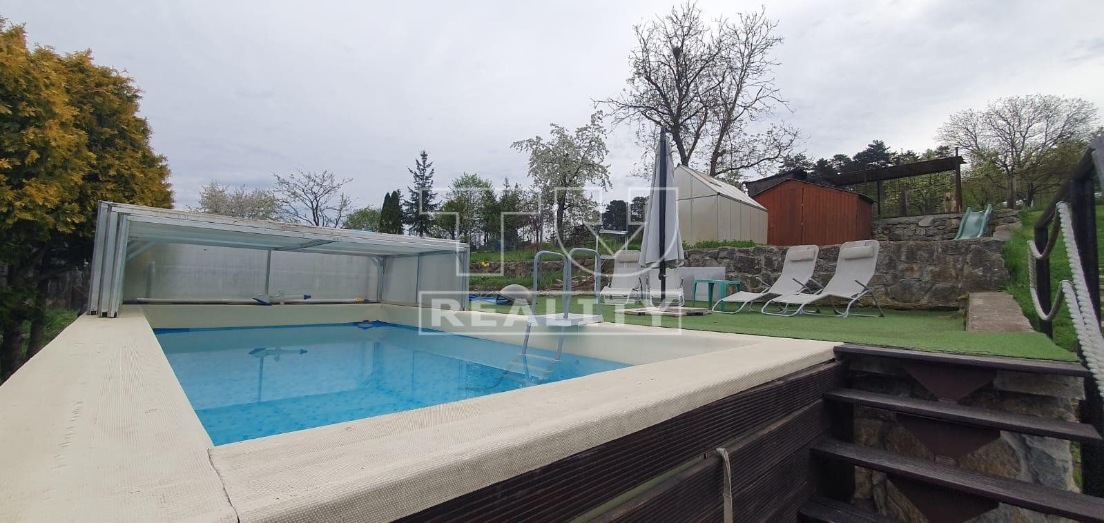 Prenájom rodinného domčeku s krásnym pozemkom a bazén - 745 m2 v obci Dúbravica