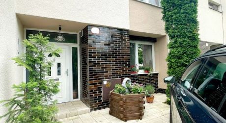 EXKLUZÍVNE- Jedinečný 5 izbový RD (230 m²) na CHRENOVEJ - krásna záhrada, krb, garáž, podpivničený