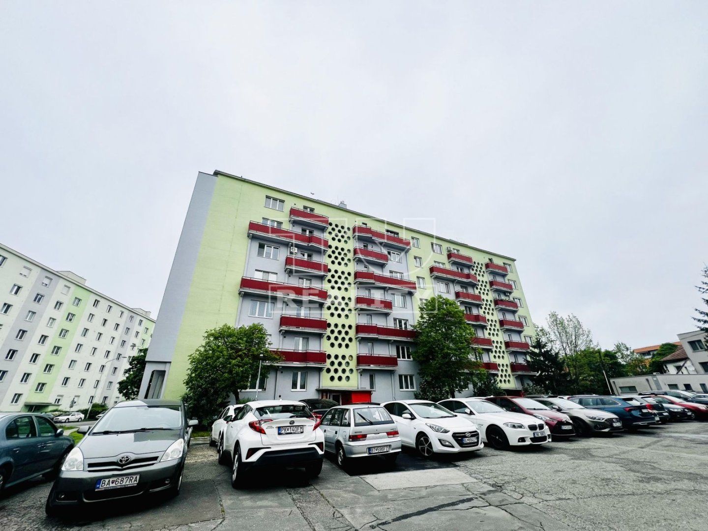 Na predaj veľký jednoizbový byt s balkónom na ulici Riazanská v Novom Meste, 43,29m2.