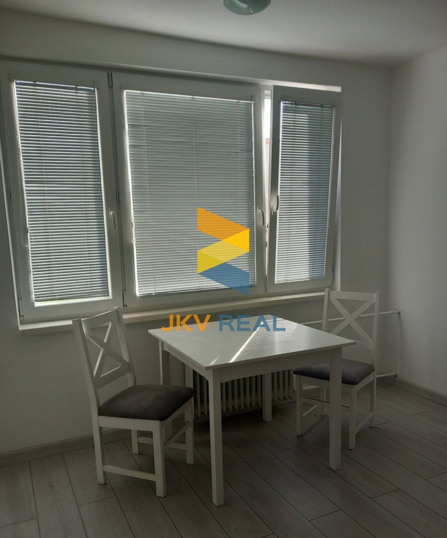 Realitná kancelária JKV REAL so súhlasom majiteľa ponúka na prenájom 1 izbový byt v Prievidzi, časť Sever.