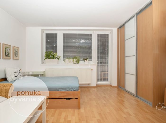 ČAKLOVSKÁ, 1-i byt, 43 m2 – BALKÓN, obč. vybavenosť, zeleň, PARKING