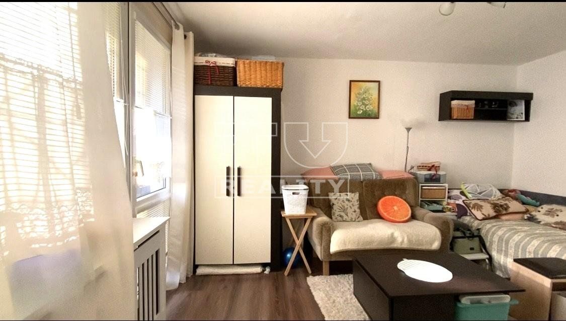 So súhlasom majiteľa ponúkame na predaj 1 izbový byt o rozlohe 42 m2 s lodžiou na sídlisku Ťahanovce.
