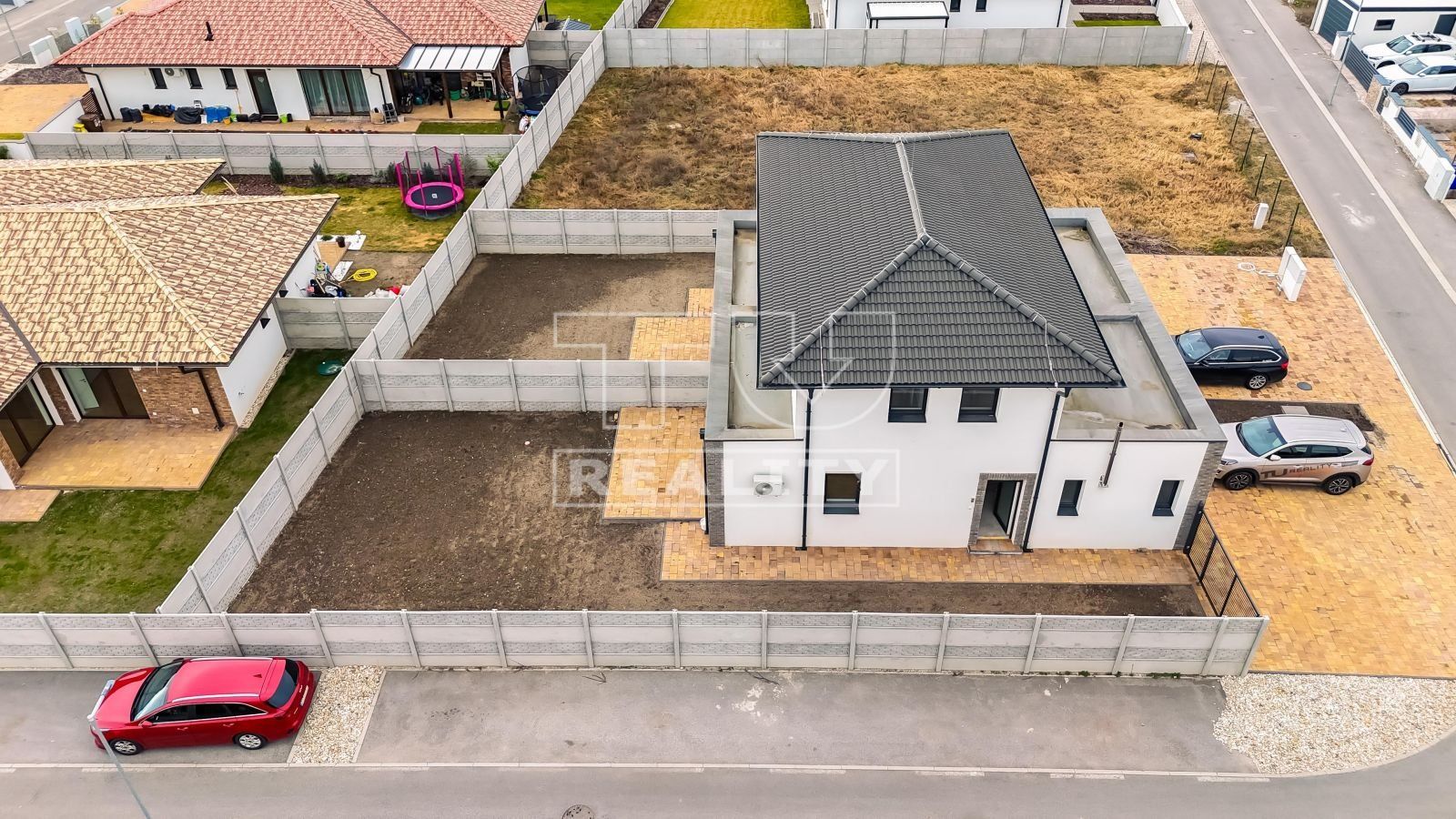 TUreality ponúka na predaj rodinný dom s dvomi bytovými jednotkami so záhradou - novostavba, Miloslavov časť Alžbetin Dvor