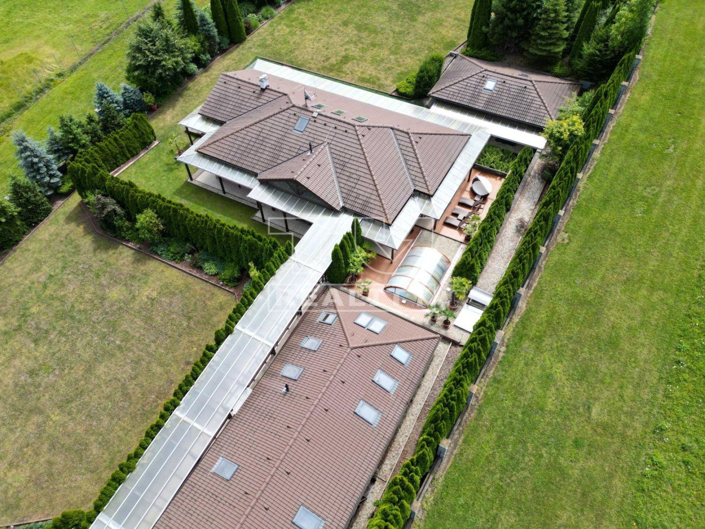 TUreality EXKLUZÍVNE ponúka na predaj krásny 5 izbový dom so zastavanou plochou 360m² a s veľkým pozemkom 6447m² - pri Bytči - obec Petrovice - časť S