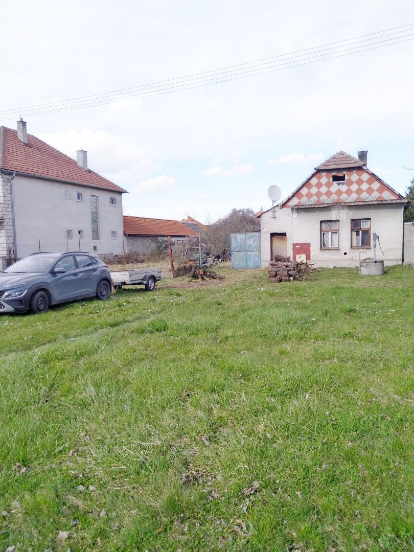 Pozemok so starým rodinným domov v obci Jablonica,  vhodný na kompletnú rekonštrukciu.