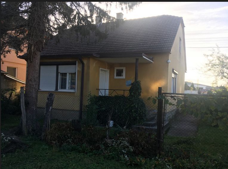 Ponúkame na predaj rodinný dom v obci Sološnica v pôvodnom stave