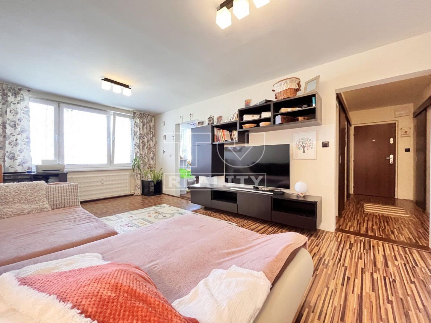 TUreality ponúka do nájmu veľký pekný 2i byt v širšom centre mesta Zvolen o výmere 65 m²