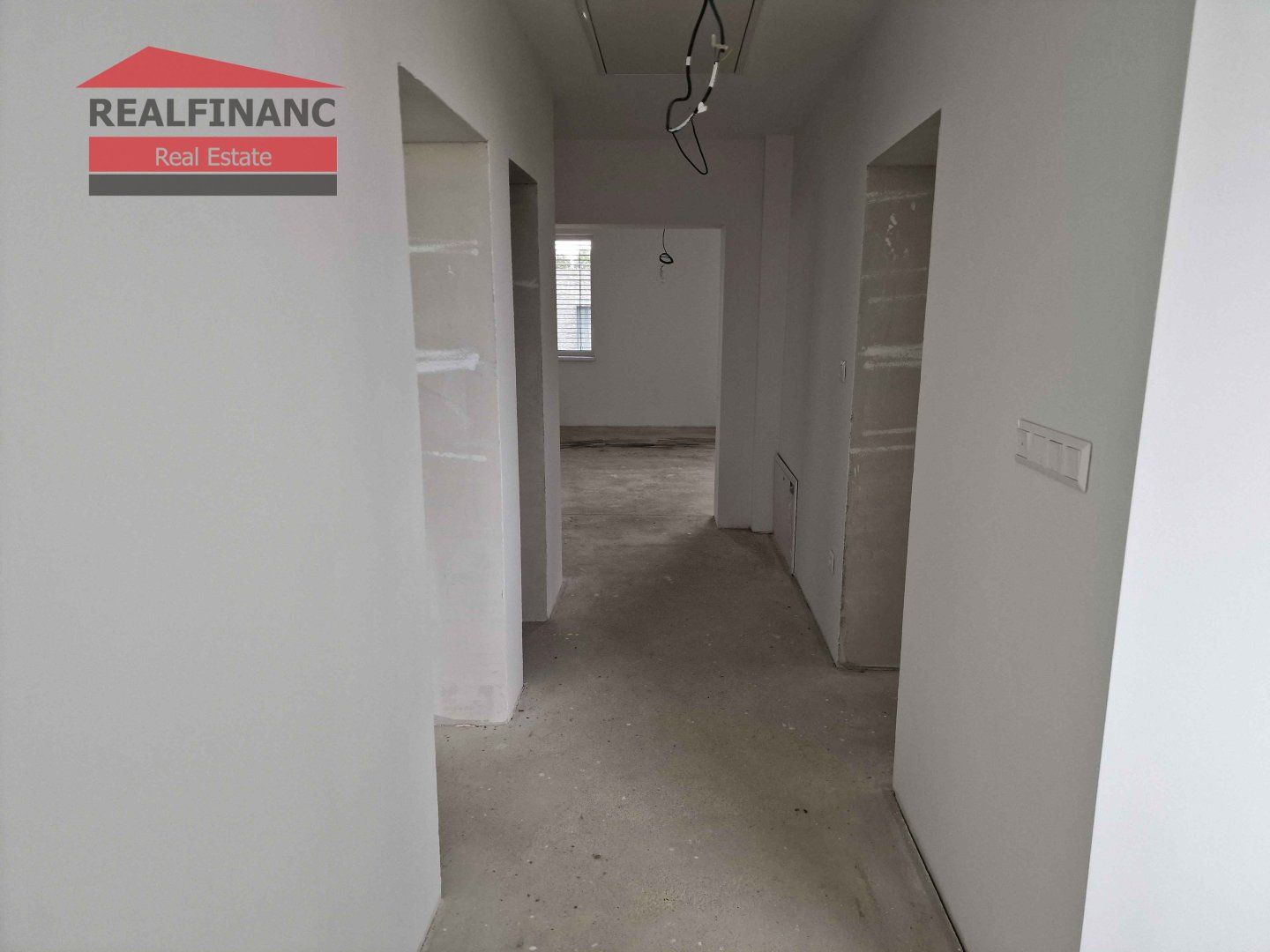 REALFINANC – 100% aktuálny ! Rodinný Dom po naozaj kompletnej rekonštrukcii, zastavaná plocha 123 m2, pozemok 948 m2, Trnava - Modranka !
