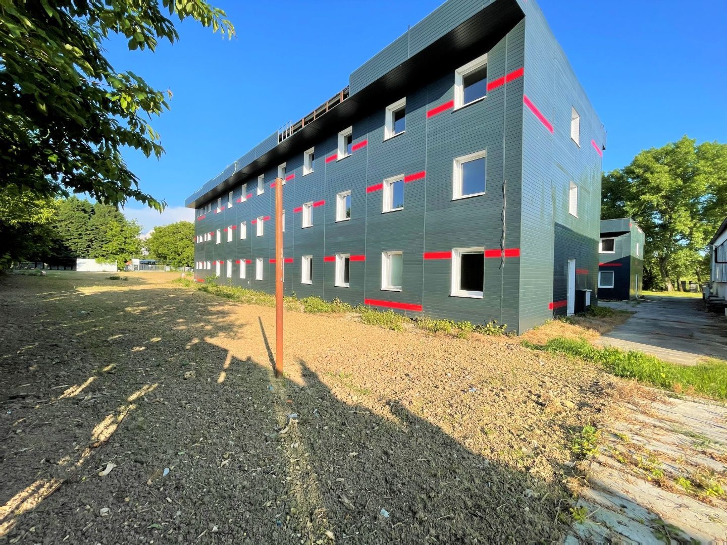 CREDA | prenájom 1 700 m2 priestory v polyfunkčnej budove, Nitra - Chrenová