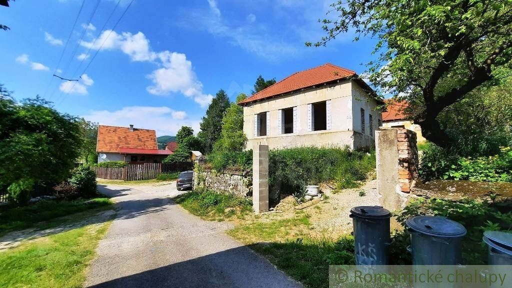 Neobyčajný veľký dom v obklopení Strážovských vrchov na predaj