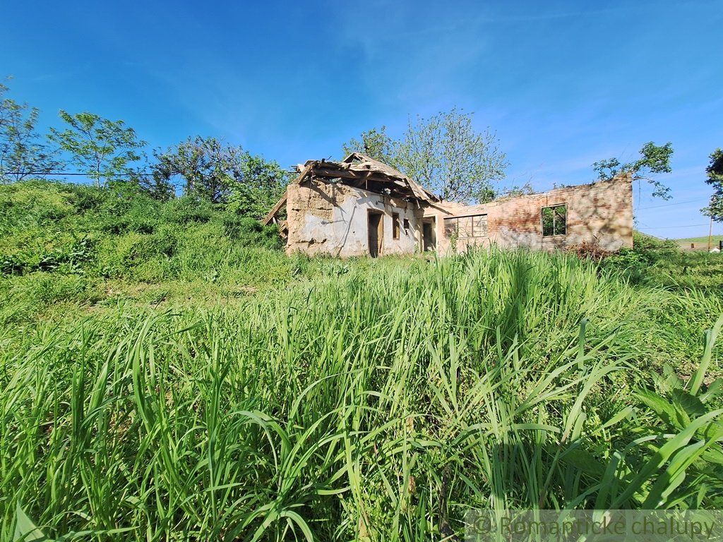 Priestranný pozemok s výhľadom a pozostatkami pôvodného domu v malebnej dedinke Šarkan