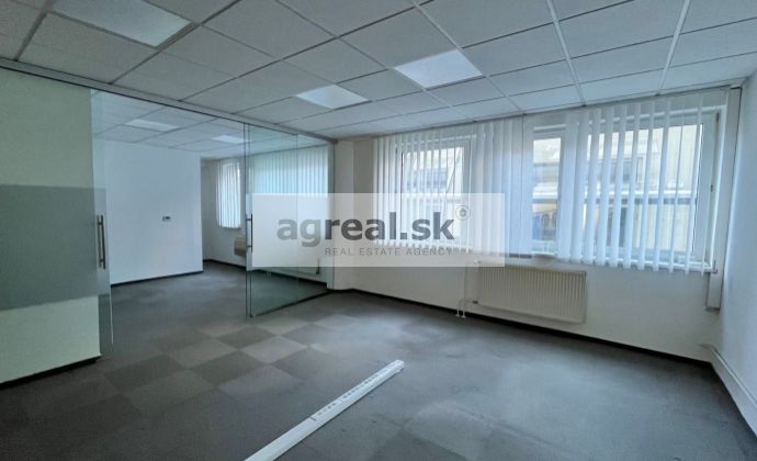 Administratívne priestory s vlastným vchodom 261 m², 2 x balkón, možnosť parkingu, centrum, Nám. M. Benku