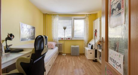 3 - izbový byt v mestskej časti Dúbravka na ulici Tranovského,  obklopený zeleňou