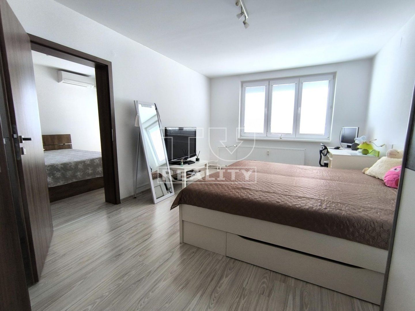 Na predaj 3 izbový byt so zariadením po kompletnej rekonštrukcii s balkónom, s klimatizáciou a parkovacím miestom v Bánovciach nad Bebravou, 68 m2