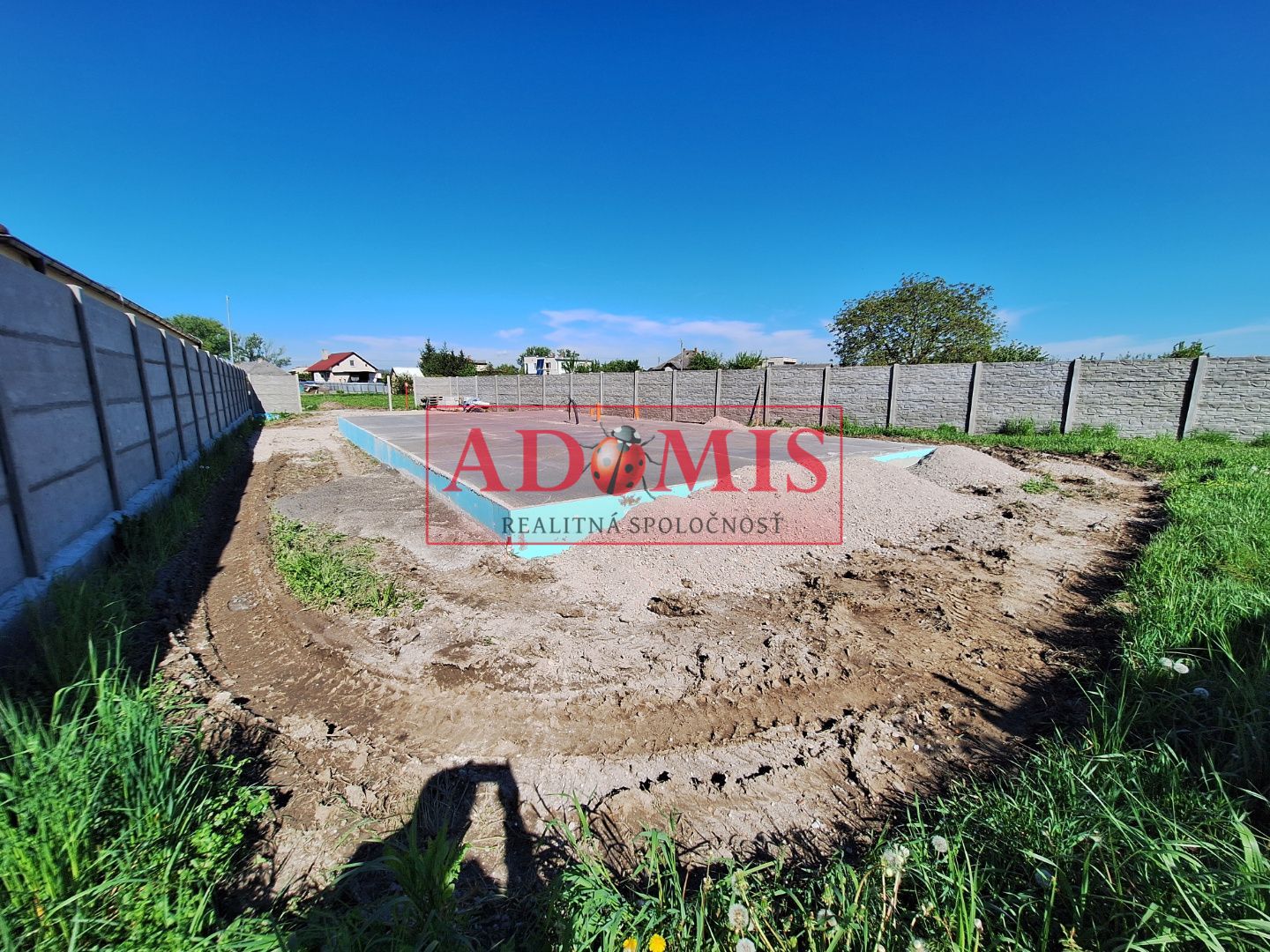ADOMIS - na predaj stavebný pozemok pre rodinný dom s povolením, obec Komárovce,  okres Košice - okolie.