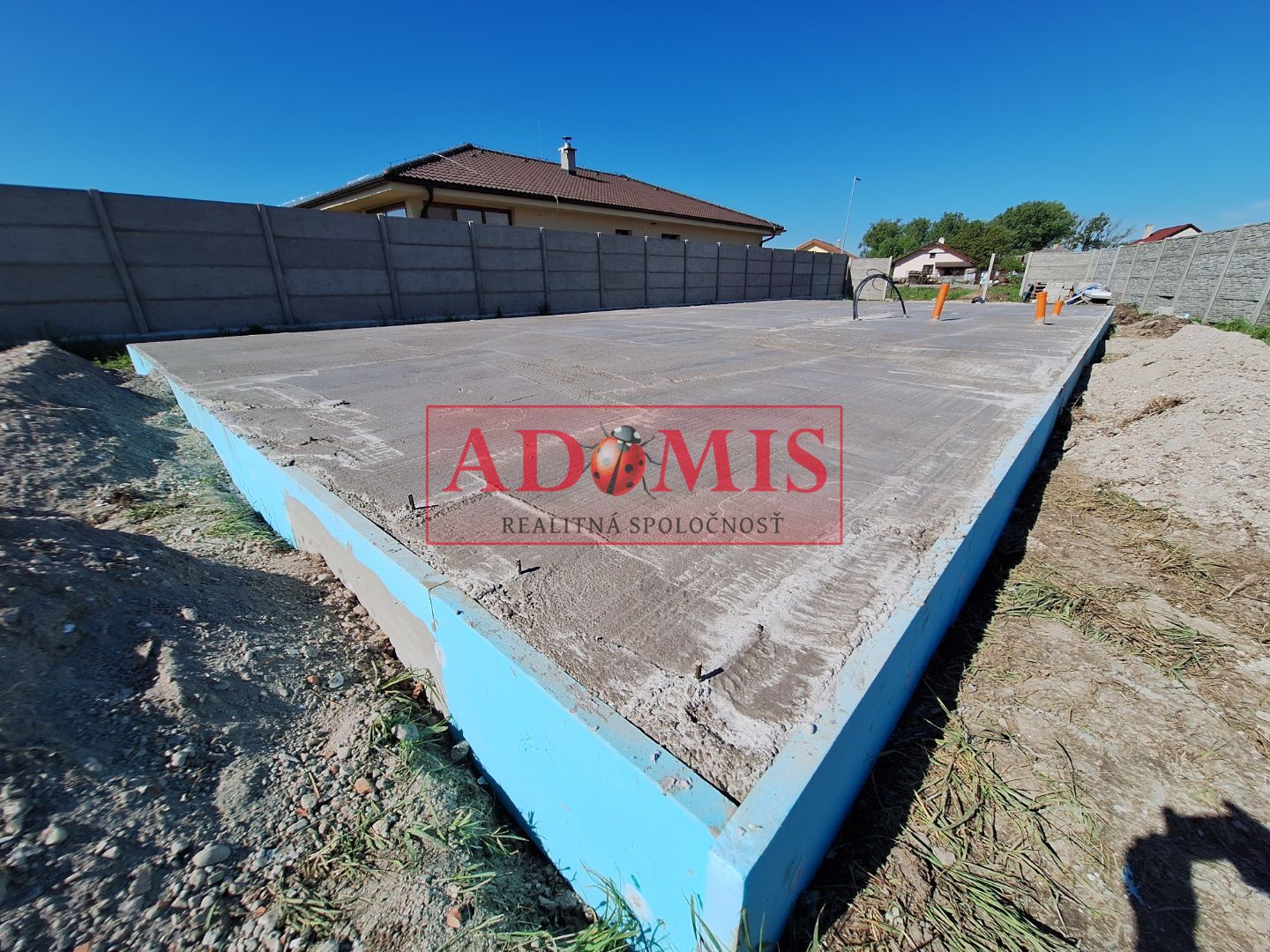 ADOMIS - na predaj stavebný pozemok pre rodinný dom s povolením, obec Komárovce,  okres Košice - okolie.