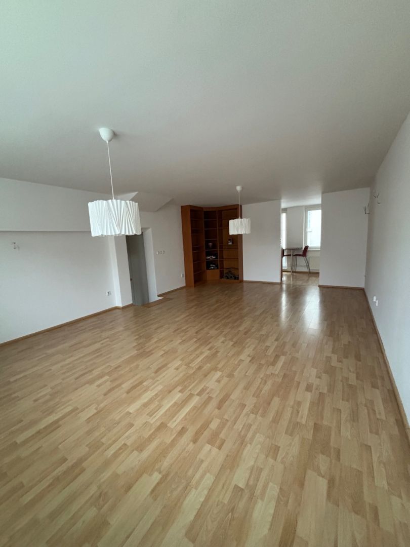 Ponúkame Vám na predaj 3 izbový byt Bratislava-Staré Mesto, Zámockej ulici. + možnosť dokúpiť garážové státie.