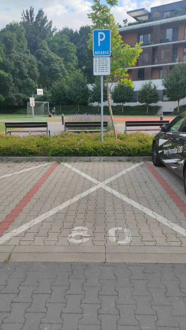 PREDAJ - Vonkajšie parkovacie státie v Slnečniciach na Žltej ulici