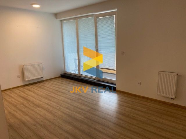 Realitná kancelária JKV REAL so súhlasom majiteľa ponúka na prenájom 2 izbový byt v Prievidzi, centrum mesta.