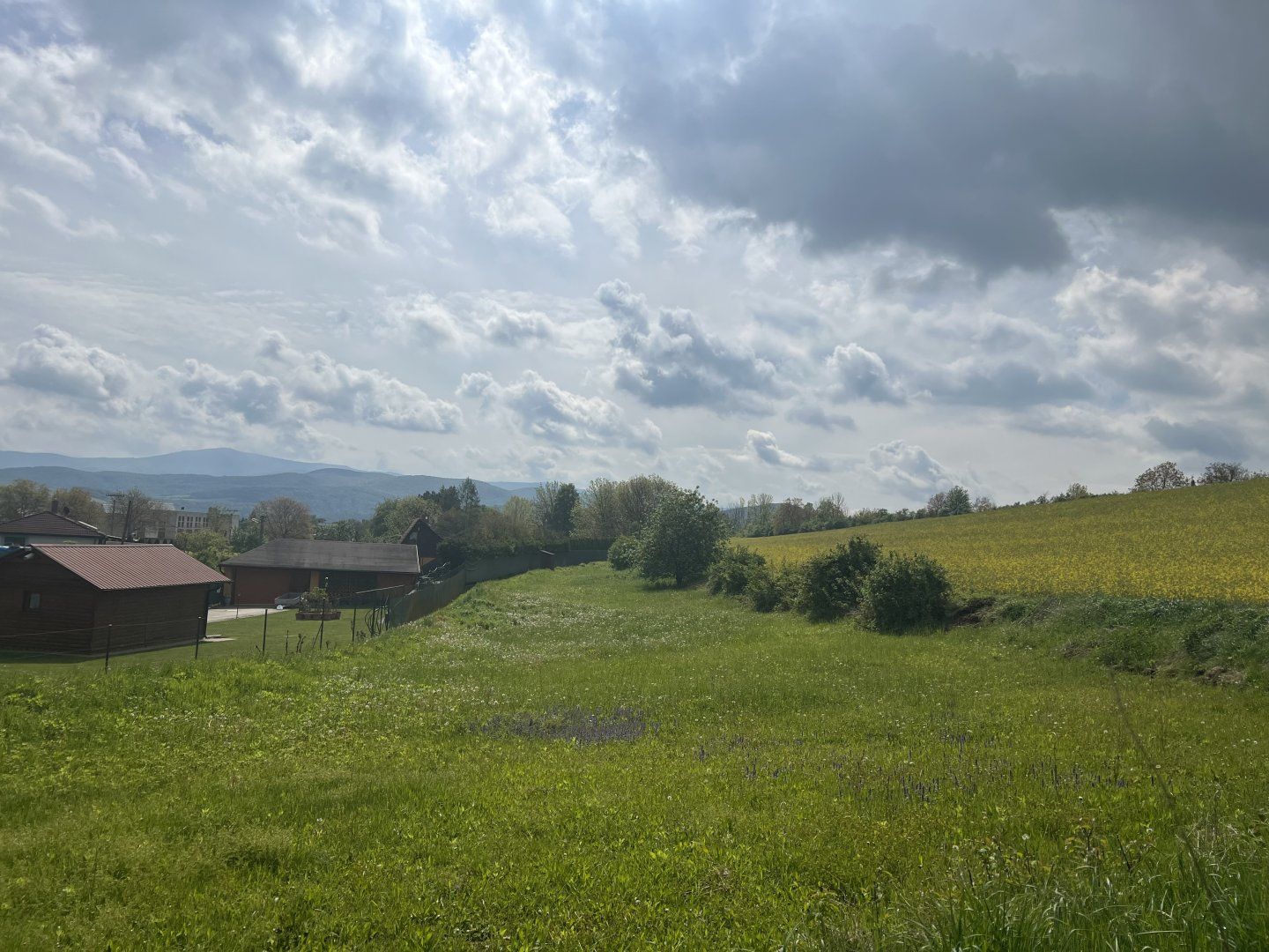 Na predaj slnečný stavebný pozemok v obci Melčice.