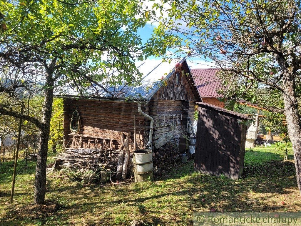 Zrubová chatka s pekným pozemkom v záhradkárskej osade Dolinky nad Považskou Bystricou
