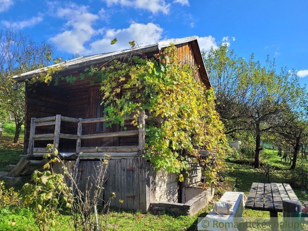 Zrubová chatka s pekným pozemkom v záhradkárskej osade Dolinky nad Považskou Bystricou
